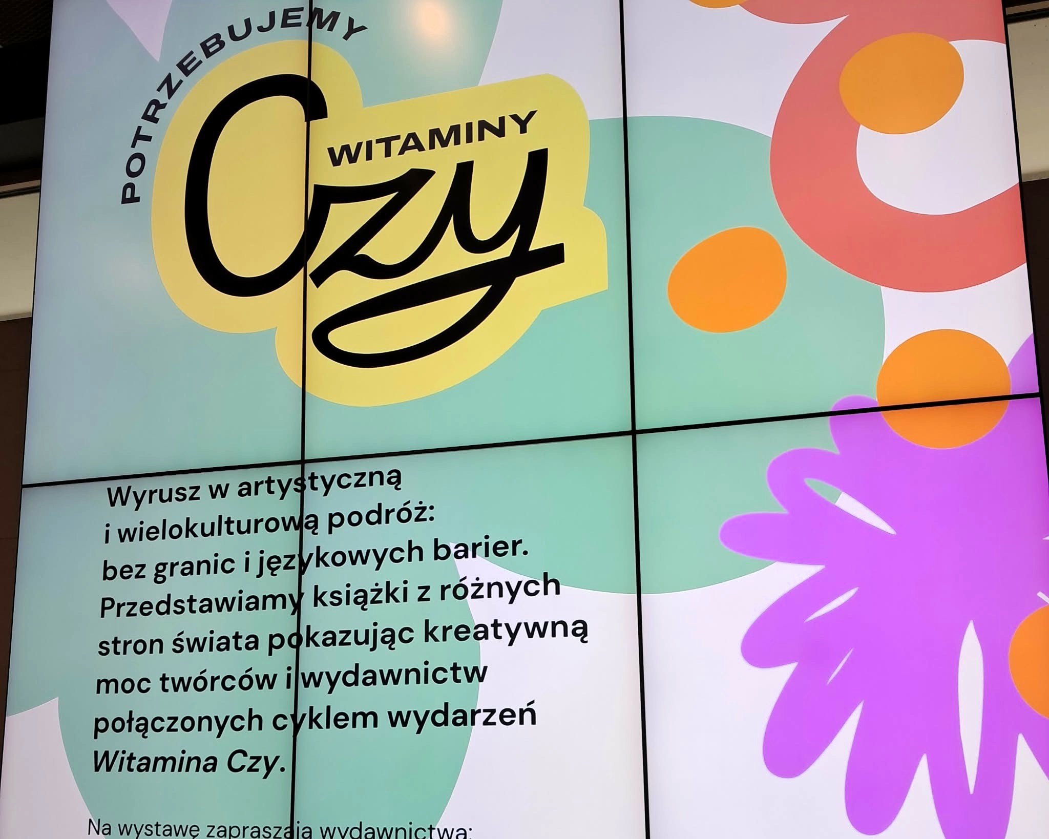 Telebim z nazwą konferencji ,,Potrzebujemy witaminy Czy"